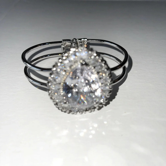 NWOT Australian Statement Crystal Bracelet - Picture 1 of 4